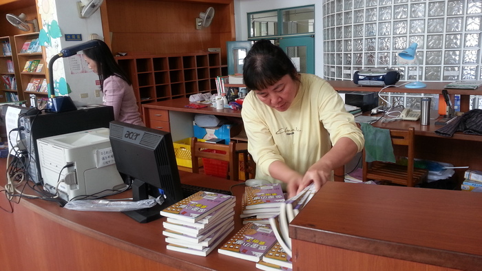 義工媽媽整理圖書