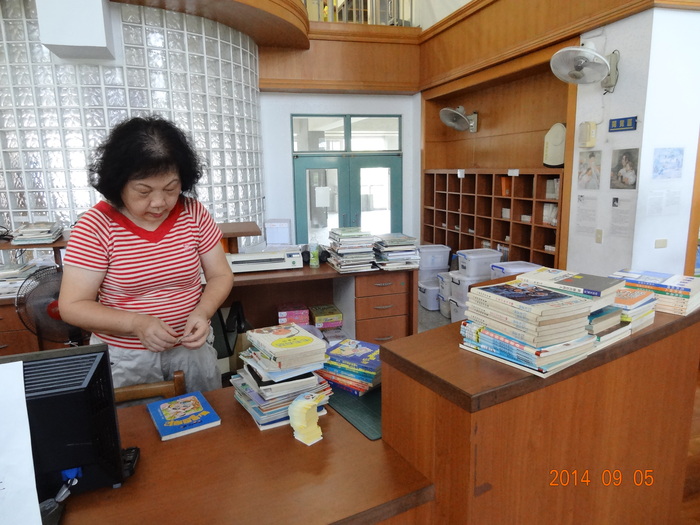 義工媽媽幫忙貼飄書貼紙