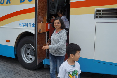 進行遊覽車的逃生演練